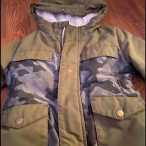 Cat and Jack 2T olive green camouflage camo winter fleece lined jacket GUC!